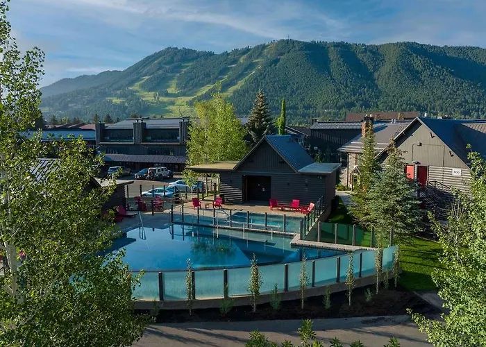 Motel Mountain Modern Hole